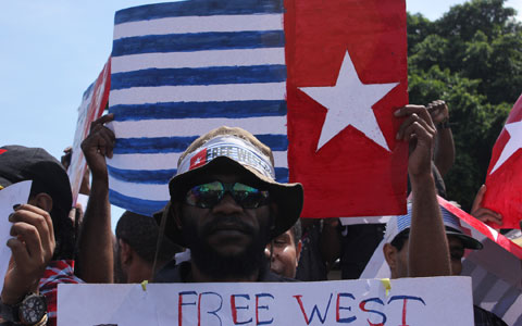 Sejumlah Massa Aksi di Yogyakarta Saat Membentangkan Bendera Bintang Kejora, Pada Peringatan Hari Aneksasi ( 1 Mei 2013 )