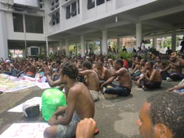Gabungan Mahasiswa dan Pemuda memperingati Hari HAM Internasional ketika menggelar aksi unjukrasa di Kantor DPRP, Jayapura, Senin.