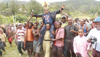 Ketua I DPRP Yunus Wonda digotong warga Kembu