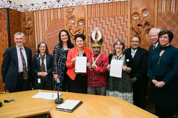 Anggota parlemen Selandia Baru, Catherine Delahunty. keempat dari kanan, bersama sejumlah anggota parlemen Selandia Baru lainnya, seusai penandatanganan deklarasi mendukung penentuan nasib sendiri Papua. Tampak juga hadir Benny Wenda, juru bicara ULMWP (Foto: akun Facebook Catherine Delahunty)