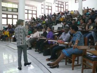 Muridan S. widjojo saat menyampaikan materi (Jubi/Musa)