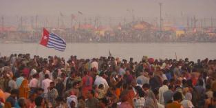 West Papua Solidarity from India kibarkan Bintang Kejora. Foto: FWPC