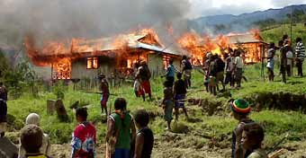 Mobil water canon Polres Jayapura saat berusaha memadamkan kobaran api, di rumah Sefnath Ohee, Sabtu (10/9)