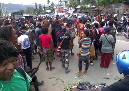 Massa KNPB yang sesuai rencana sebelumnya akan mengglar demo di kantor DPRP dan kantor Gubernur, terpaksa hanya terhenti berdemo di Jalan Raya Abepura, tepatnya di depan Kantor MRP Kotaraja. Mereka takut melanjutkan perjalanan karena takut kemalaman.