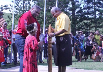 Perdana Menteri Fiji, Voreqe Bainimarama saat menerima pemberian dari masyarakat adat Kanak (Jubi)