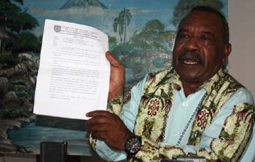 Ketua Tim Pemekaran Kabupaten Muyu Martinus Torib, S.Sos, saat menunjukkan ceklis dari Depdapri usulan Pemekaran Kabupaten Muyu dalam jumpa pers yang di gelar di Merauke, Selasa (4/9).