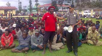 Ratusan masyarakat dari dua suku yang bertikai saat melakukan perdamaian di Wamena, Sabtu (10/9).Tampak Ketua LMA dan pihak kepolisian sedang menyampaikan arahan.