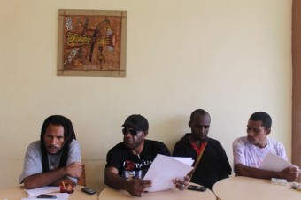 Juru Bicara (Jubir) KNPB, Wim Rocky Medlama, Sekretaris Umum (Sekum) KNPB, Ones Suhun dan 2 Anggota KNPB lainnya ketika menggelar jumpa pers, di Café Prima Garden Abepura (Jubi/Eveerth)