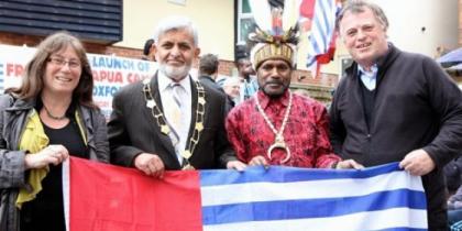 Walikota Oxford, Moh Niaz Abbasi, di dampingi Benny Wenda, Andrew Smith, dan mantan Walikota Oxord, Elise Benjamin saat membuka kantor Perwakilan Papua Merdeka di Oxford. Foto: freewestpapua.org