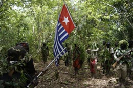 Pemimpin TPN/OPM Wilayah Perbatasan, Lambert Pekikir, bersama sebagian kekuatan militernya, saat dikunjungi Bintang Papua, di Markas Besarnya, Kamis (13/10) kemarin.