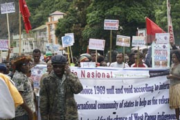 Mako Tabuni (jalan paling depan) saat memimpin massa KNPB menggelar aksi demo pada hari Selasa (2/8) mendukung KTT ILWP, di London.