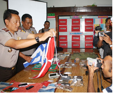 BARANG BUKTI : Kapolres Jayapura Kota bersama Kabag Ops, dan Kasubag Humas saat menggelar barang bukti dari hasil penyisiran yang