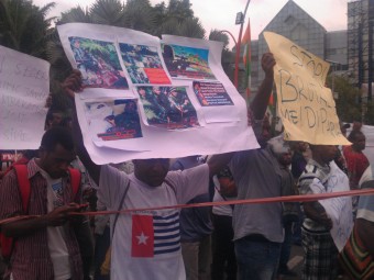 Mahasiswa Papua demo di Surabaya (Jubi/Ones Madai)