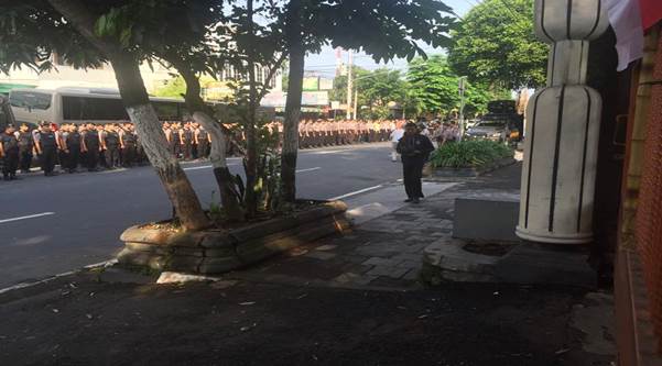 Hundreds of Indonesian police ready to attack Papuan students boarding house on Friday 15th July 2016 