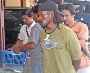 Salah satu Tersangka saat digiring ke Mapolda papua, Selasa (30/10), kemarin.