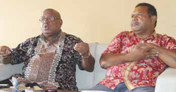 Mantan Tokoh Pejuang Pergerakan Papua Merdeka di Luar Negeri, Franzalbert Joku didampingi Ketua Prodi Ilmu Hukum – Magister Pasca Sarjana Uncen. Dr. Hendrik Krifisu, SH. MA.