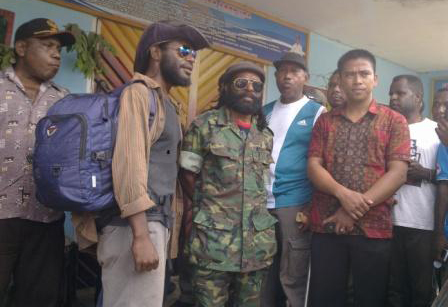 Buchtar Tabuni di depan Lapas Abepura (JUBI-Aprila)