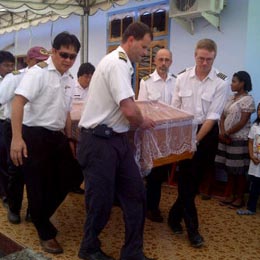 Tampak jenazah Capt. Chris ketika hendak dibawa ke Pemakaman Umum Sentani dari rumah duka Minggu sore (07/10)