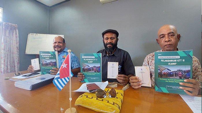 Presiden Elsekutif ULMWP Manasye Tabuni dan Skertaris Eksekutif Markus Haluk bersama pengurus eksekutif Alex Rumasep saat mengelar jumpa pers di Waena, Senin, (20/11/2023). Artikel ini telah tayang di Tribun-Papua.com dengan judul Kongres ke-I di Sentani Bagian dari Faksi Baru, Presiden ULMWP: Tidak Ada Kaitannya dengan Kami, https://papua.tribunnews.com/2023/11/20/kongres-ke-i-di-sentani-bagian-dari-faksi-baru-presiden-ulmwp-tidak-ada-kaitannya-dengan-kami?page=all&fbclid=IwAR3iXn6ZQgRfdiJxlphUvh68iAY_OrbSy6K1x1GzBHWmoQZha2ccFD9IVQc. Penulis: Noel Iman Untung Wenda | Editor: Lidya salmah